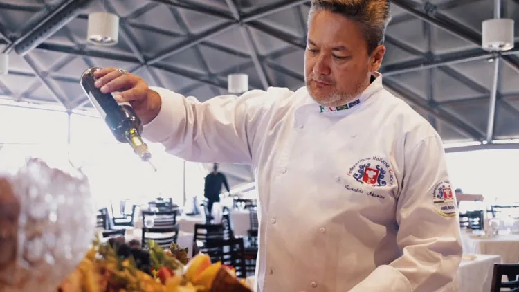 Chef Ronaldo Akamine, do Buffet Rofer