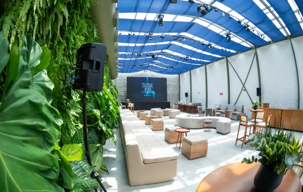 casa-rofer-lounge-jardim-vertical-teto-azul.webp