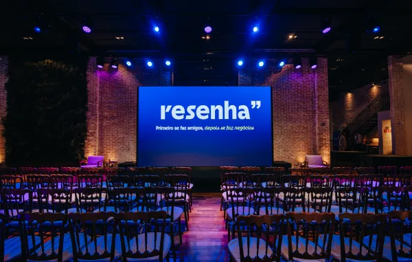 casa-rofer-plenaria-palestra-telao.webp